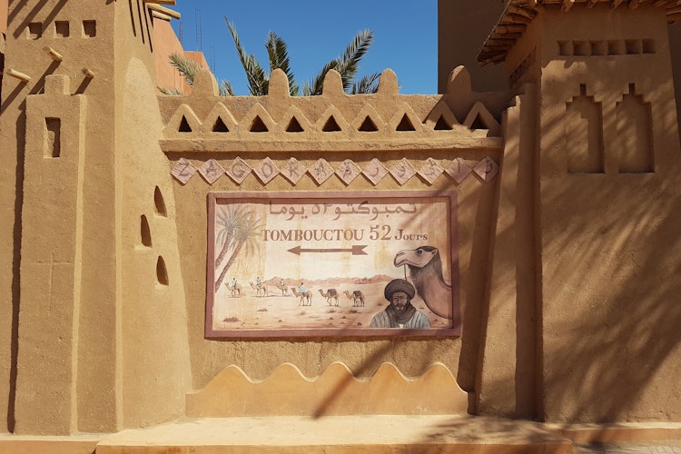 Det berømte "52 dage til Timbuktu" skilt i Zagora, Sydmarokko, der markerer den historiske kamelrute gennem Sahara til den legendariske by Timbuktu