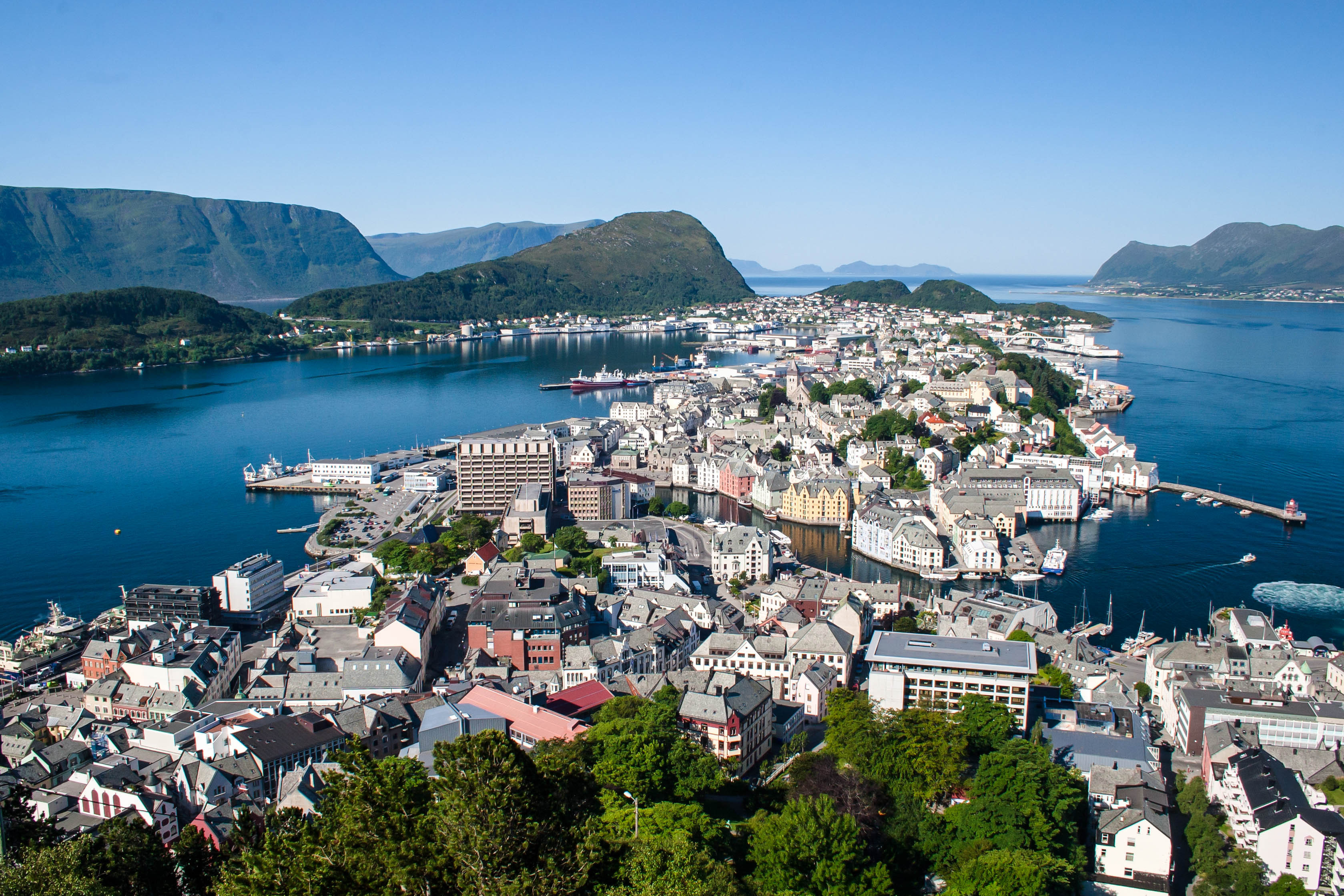 Flot udsigt over Ålesund by i Norge med fjorde og bjerge