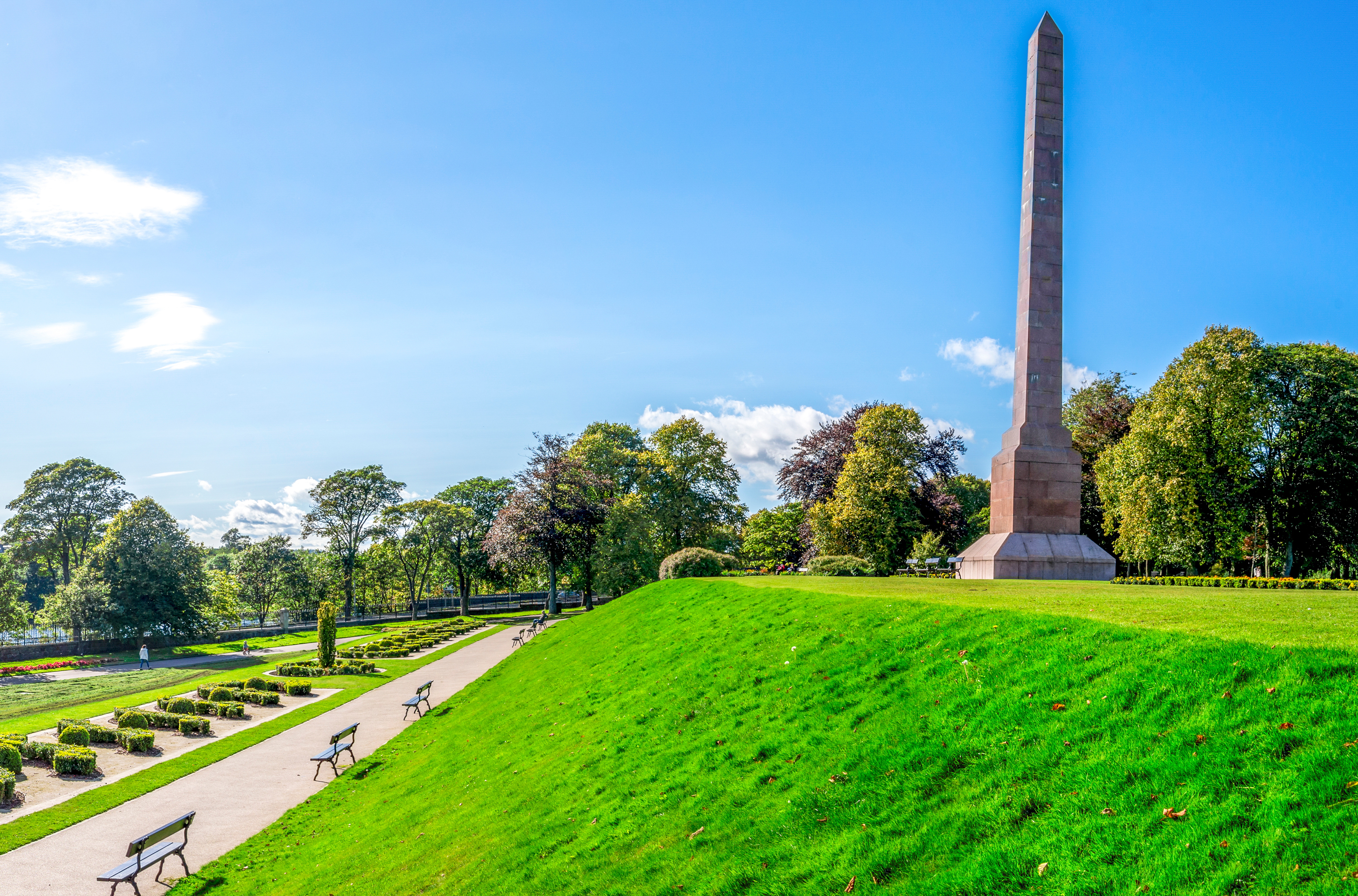 Historisk obelisk monument i Duthie Park Aberdeen med grønne haver og gangstier