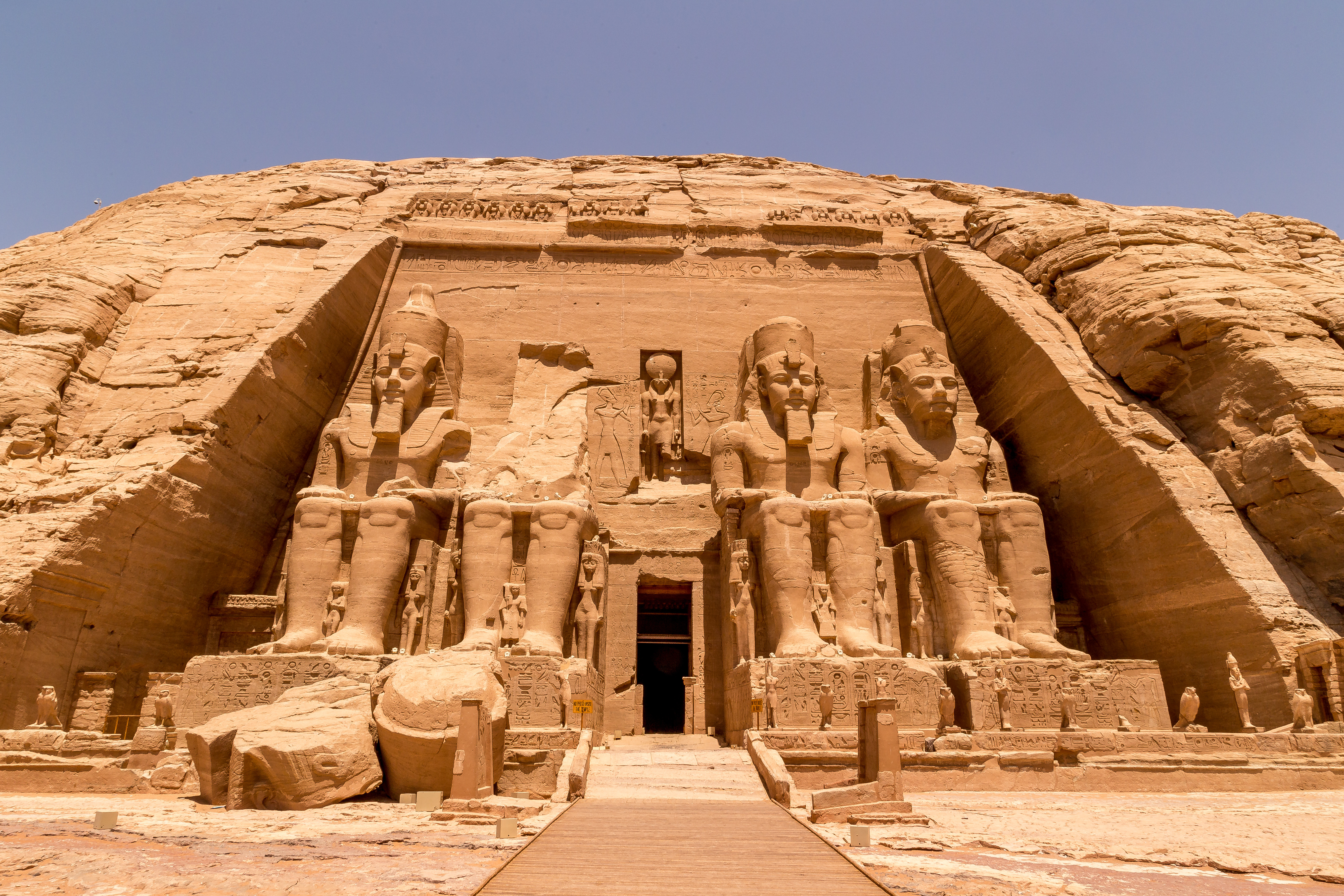 De imponerende kolosale statuer af farao Ramses II ved Abu Simbel templet i Aswan, Egypten