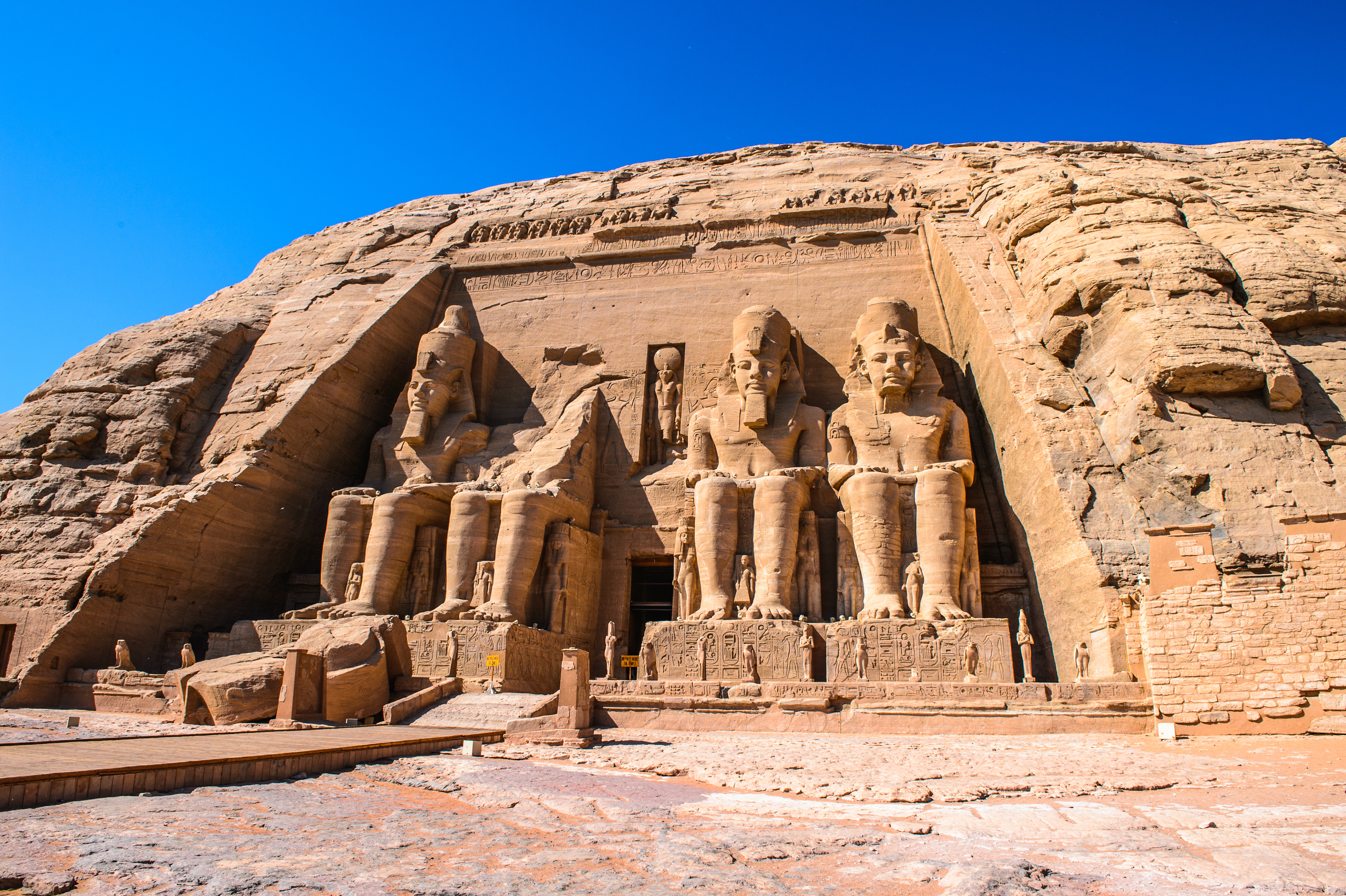 Abu Simbel templet med kæmpe statuer af Ramses II hugget i klippen i Egypten