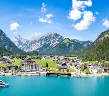 Betagende udsigt over Achensee-søen med Karwendel bjergene i baggrunden, Pertisau, Tyrol