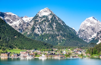 Idyllisk udsigt over Pertisau landsby ved Achensee søen omgivet af Karwendel og Rofan bjergene i Tyrol, Østrig