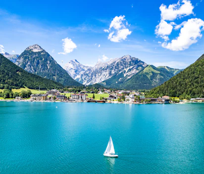 Betagende udsigt over Achensee-søen i Pertisau, Østrig, med turkisblåt vand omgivet af de majestætiske Karwendel-bjerge