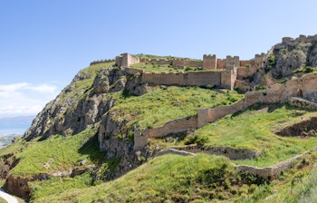 Historiske ruiner af Acrocorinth fæstningen på bakketop med udsigt over Peloponnes i Grækenland, antikt byzantinsk og venetiansk fæstningsværk
