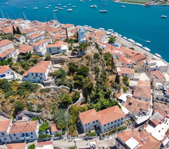 Luftfoto af Ægina-øen med azurblåt Middelhav, grønt landskab og idyllisk kystlinje i Grækenland