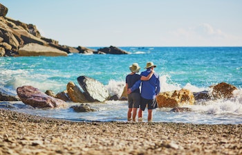 Ældre par nyder den maleriske havudsigt fra Vernazza landsby i Cinque Terre, Ligurien, Italien