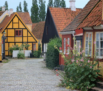 Farverige bindingsværkshuse på brostensgade i Ærøskøbing Danmark