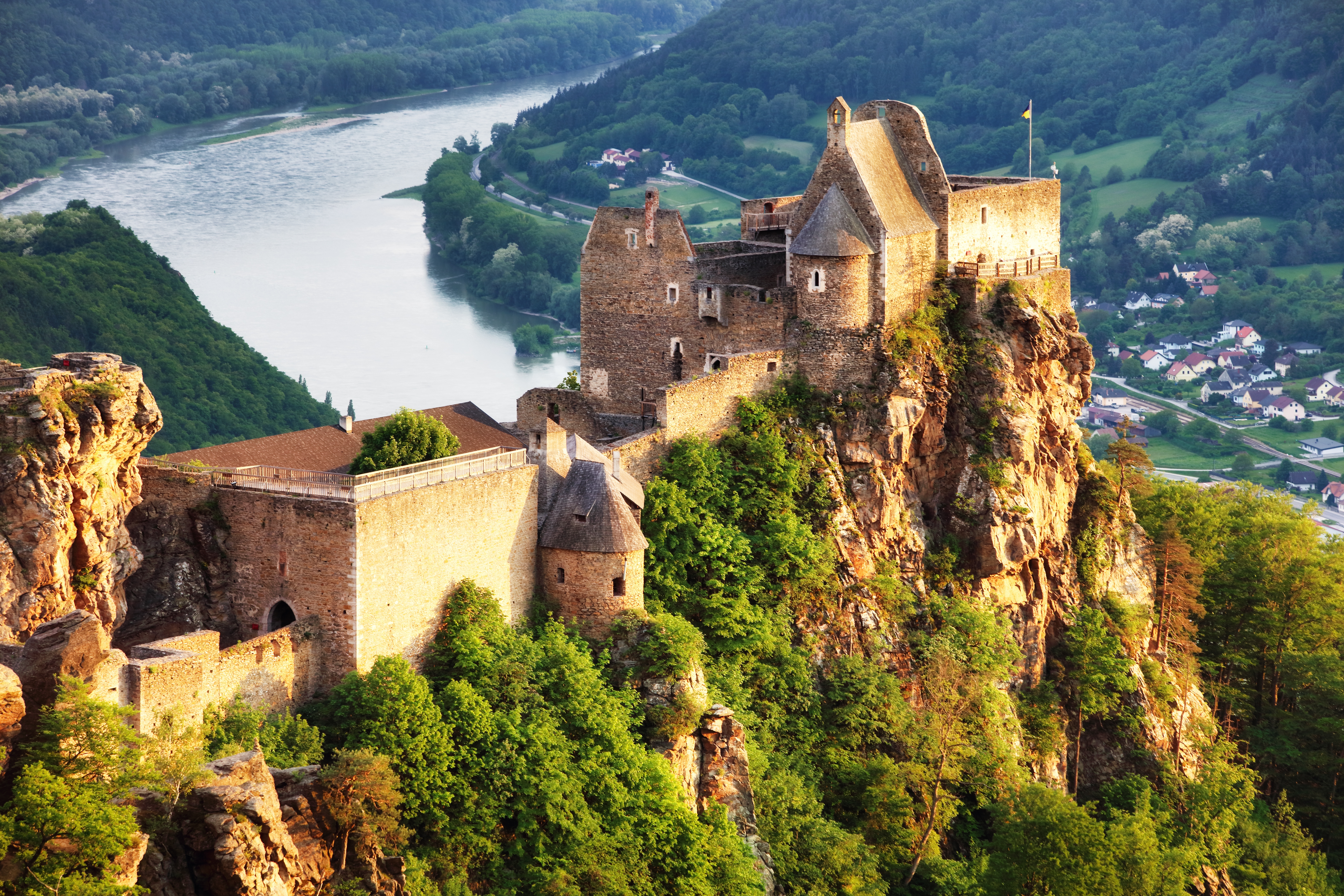 Middelalderlige slotsruiner på klippe ved Donau i Wachau-dalen, Østrig
