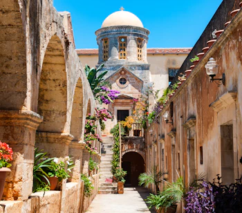 Det historiske Agia Triada kloster med byzantinsk arkitektur omgivet af grønne haver på Kreta i Grækenland
