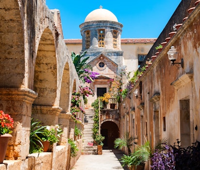 Det historiske Agia Triada kloster med byzantinsk arkitektur omgivet af grønne haver på Kreta i Grækenland