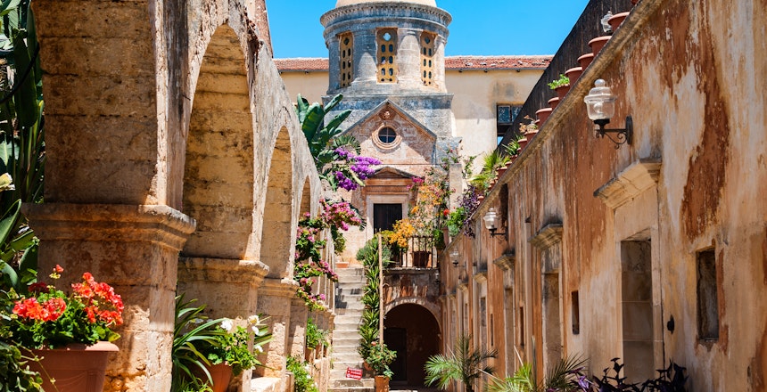 Det historiske Agia Triada kloster med byzantinsk arkitektur omgivet af grønne haver på Kreta i Grækenland