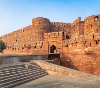 Imponerende røde sandstensstrukturer i Agra Fort, et UNESCO verdensarvssted fra Mughal-imperiet i Agra, Uttar Pradesh, Indien