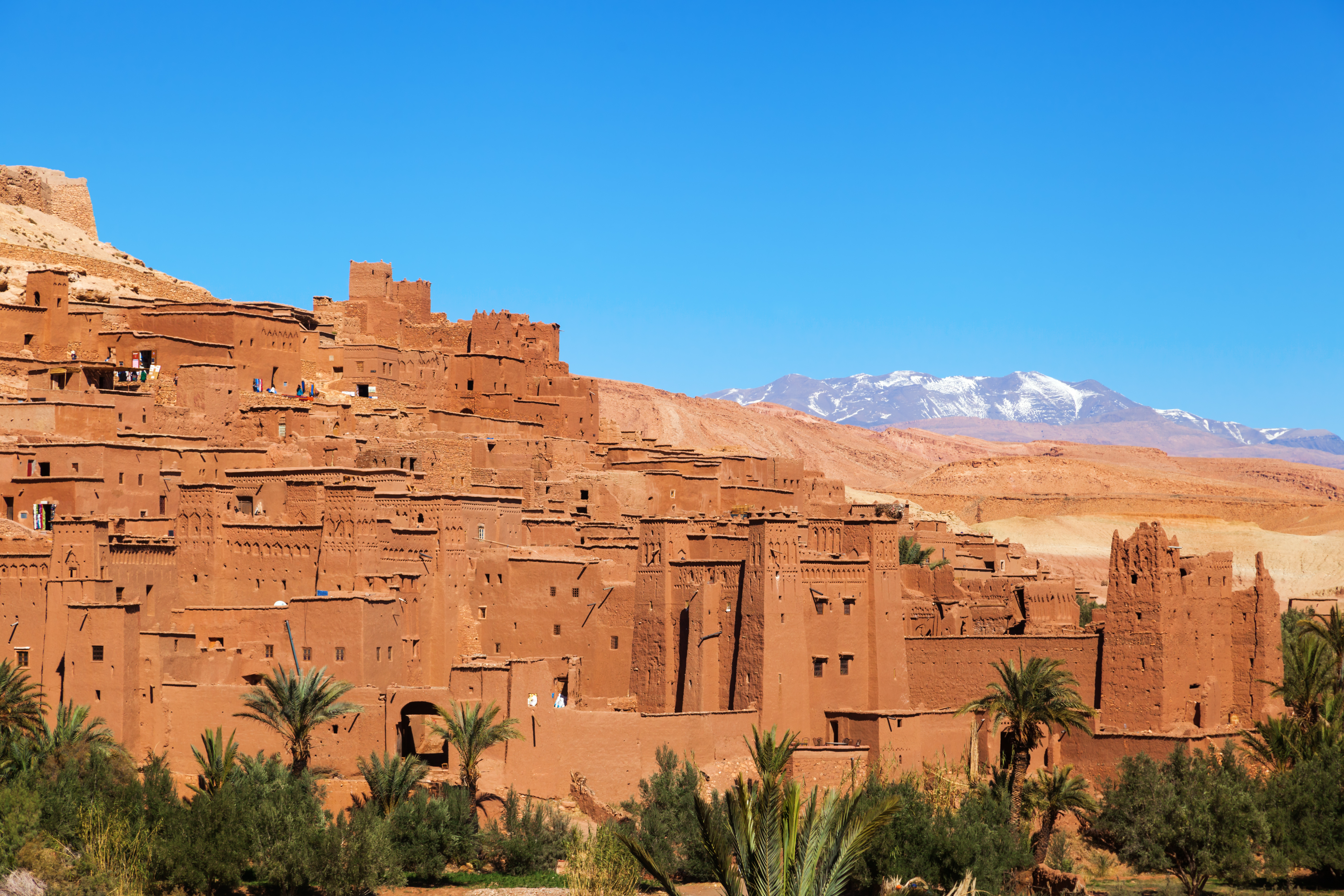 Ait Ben Haddou kasbah fæstning i Marokko med Atlas bjergene i baggrunden
