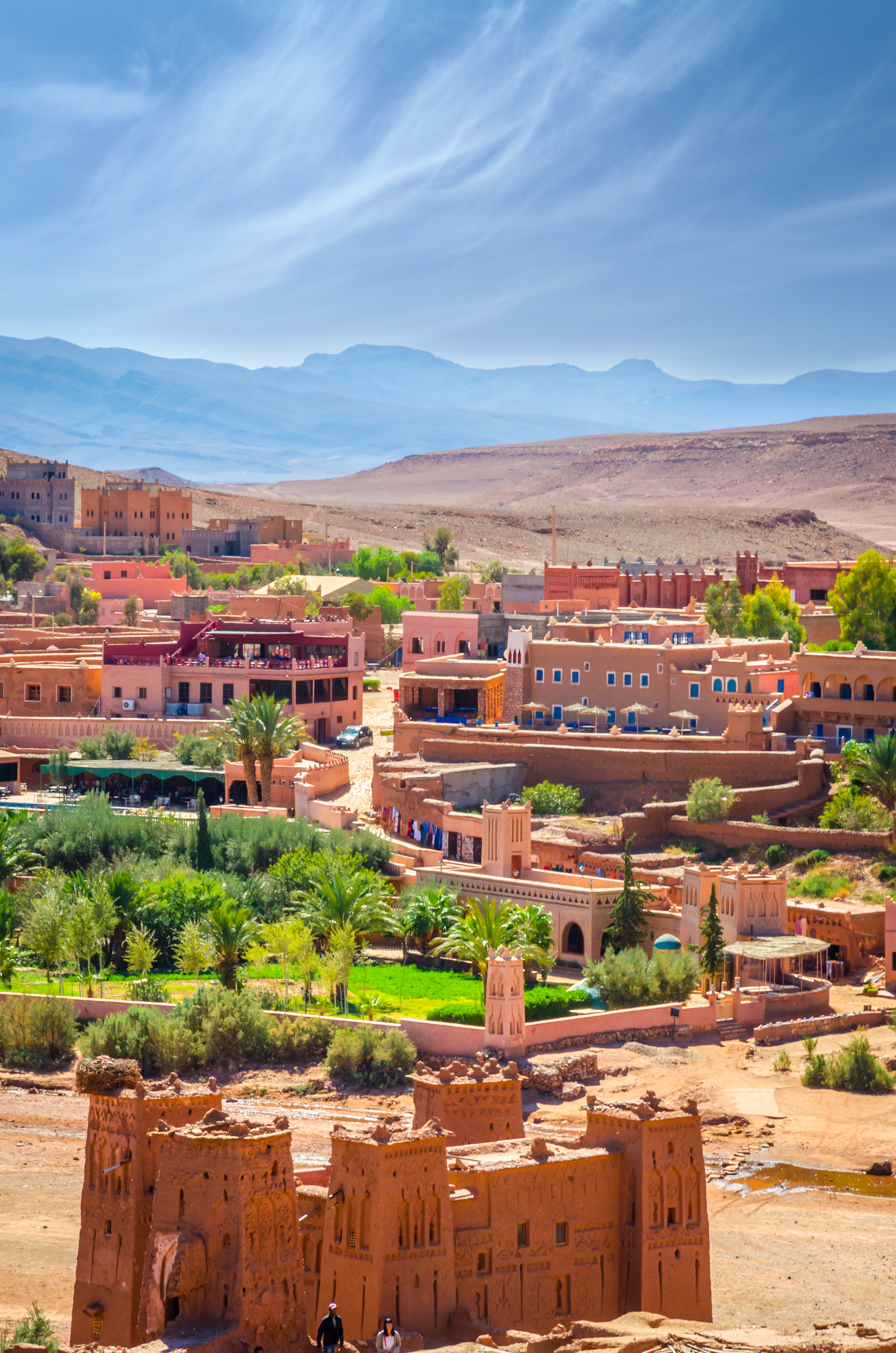 Den historiske berberlandsby Ait Ben Haddou med traditionel kasbah-arkitektur omgivet af ørkenen og Atlas-bjergene i Marokko - et UNESCO verdensarvssted og berømt filmlocation fra Game of Thrones