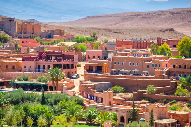 Den historiske berberlandsby Ait Ben Haddou med traditionel kasbah-arkitektur omgivet af ørkenen og Atlas-bjergene i Marokko - et UNESCO verdensarvssted og berømt filmlocation fra Game of Thrones
