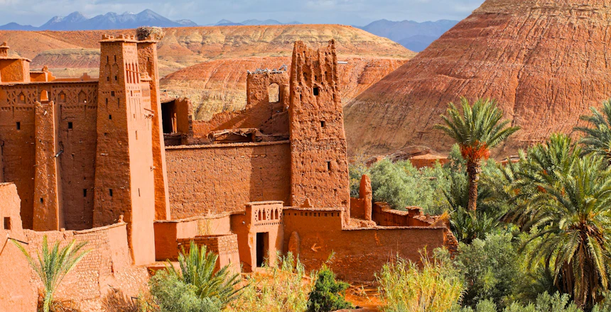 Den historiske lerfæstning Ait Ben Haddou i Marokko, en UNESCO verdensarv med traditionel arkitektur i ørkenlandskabet