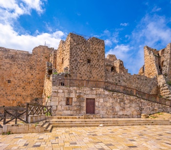 Historisk Ajloun Slot fæstning med stenmure og tårne i det nordlige Jordan under blå himmel