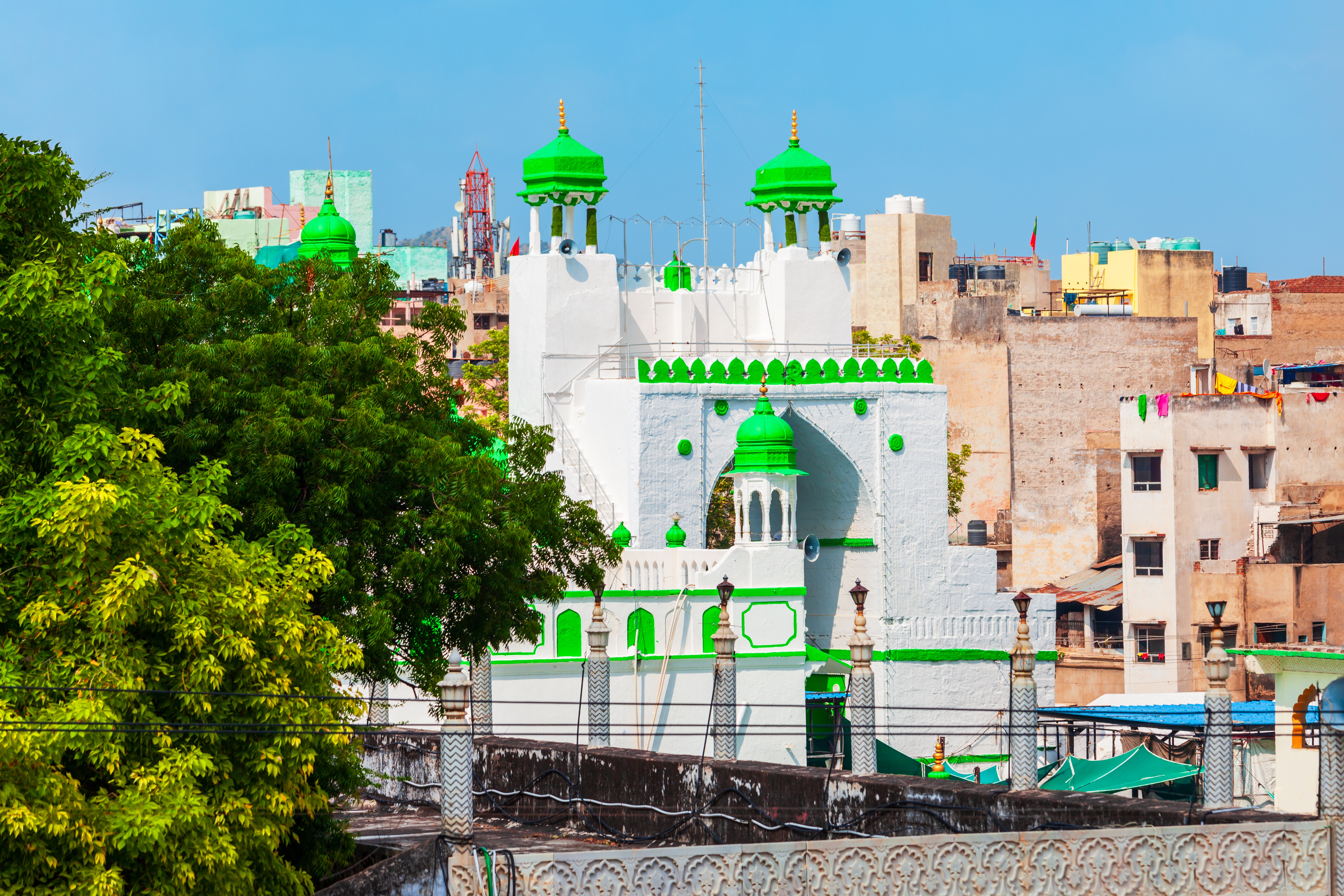Ajmer Sharif Dargah i Rajasthan - en hellig sufi-helligdom dedikeret til helgenen Moinuddin Chishti med karakteristisk hvid kuppelarkitektur og religiøs betydning i Indien