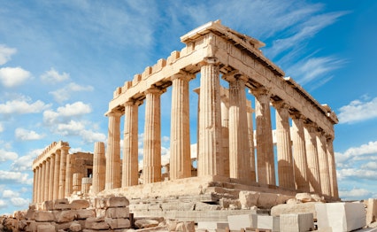 Akropolis i Athen med det majestætiske Parthenon-tempel under klar blå himmel - et ikonisk historisk monument i Grækenland