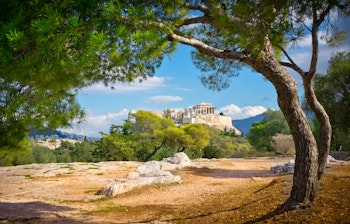 Betagende udsigt over Akropolis med det ikoniske Parthenon-tempel ved solnedgang i Athen, Grækenland - et must-see historisk monument fra antikkens Grækenland