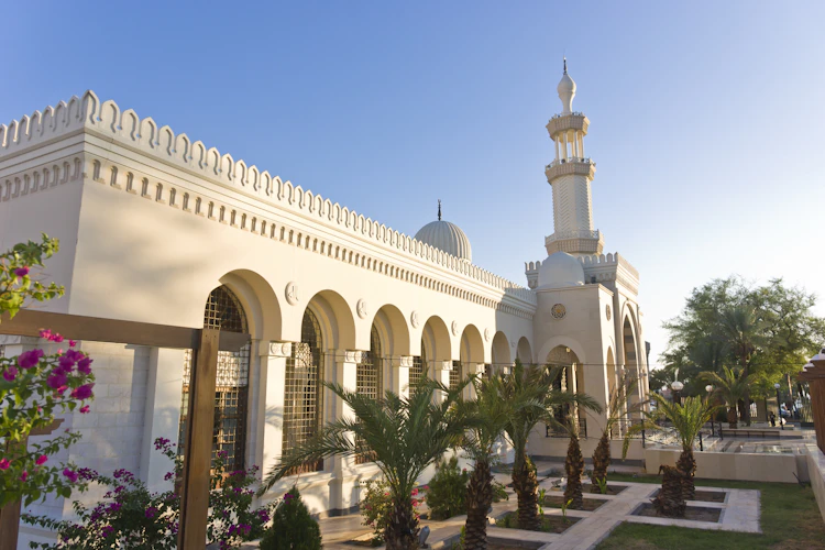 Den historiske Al-Sharif Hussein Bin Ali moske med hvide kupler under blå himmel i Aqaba, Jordan - et ikonisk islamisk bygningsværk