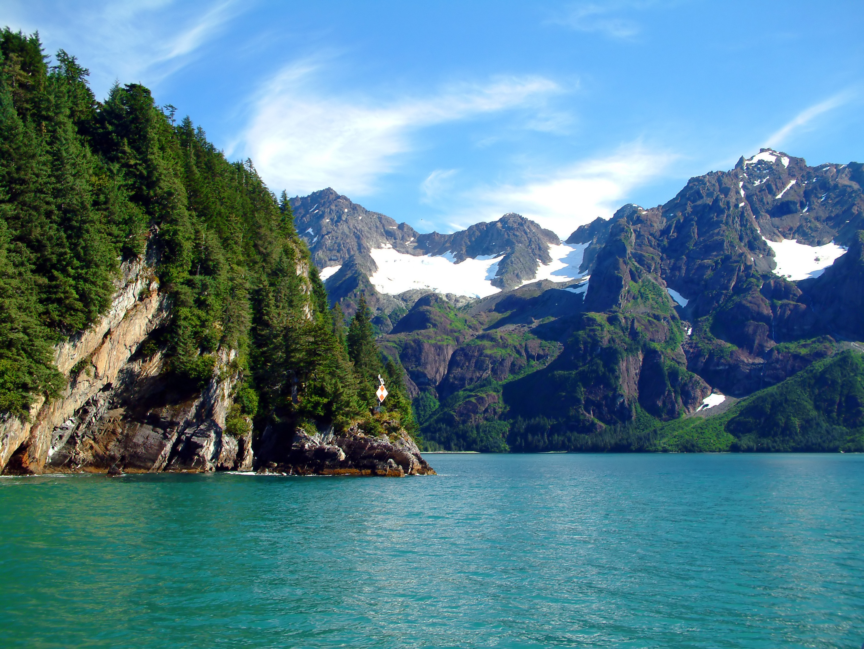 Spektakulær Alaska fjord med turkis vand og snedækte bjerge - perfekt for krydstogter og naturoplevelser
