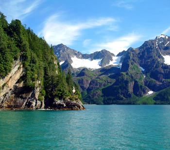 Spektakulær Alaska fjord med turkis vand og snedækte bjerge - perfekt for krydstogter og naturoplevelser