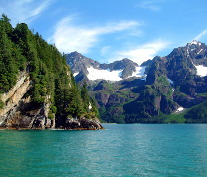 Spektakulær Alaska fjord med turkis vand og snedækte bjerge - perfekt for krydstogter og naturoplevelser