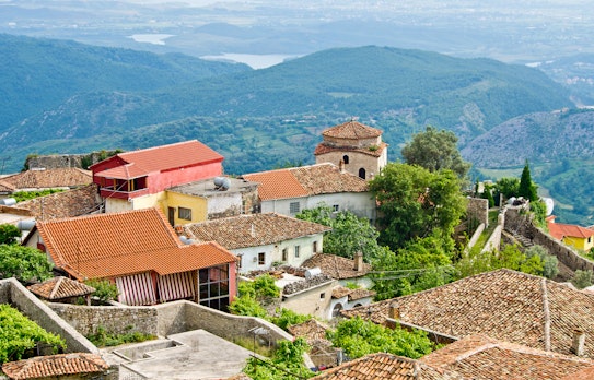 Historisk bjerglandsby i Albanien med traditionelle tegltagstene og autentisk arkitektur