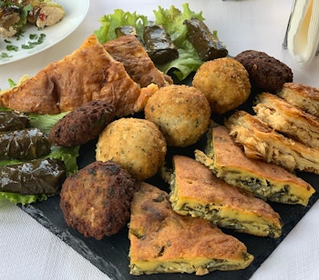 Traditionel albansk madbræt med grillede specialiteter, kød og grøntsager fra det lokale køkken