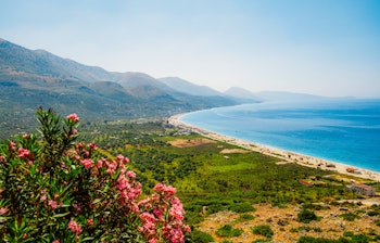 Idyllisk udsigt over Borsh-stranden på den albanske riviera med krystalklart turkisblåt vand i det Ioniske Hav nær Lukove