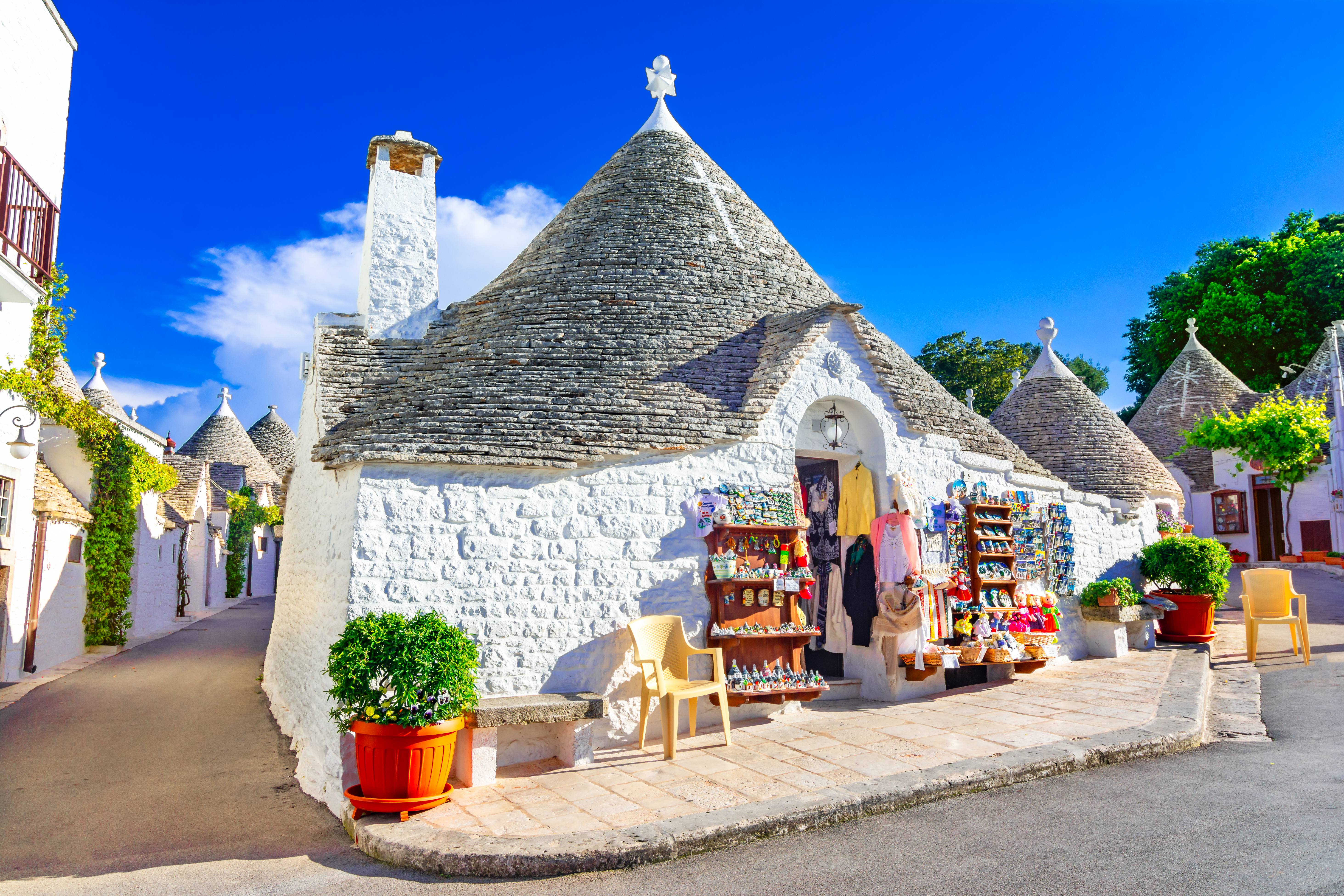 Traditionelle trulli huse med kegleformede stentage i Alberobello, Puglia, Italien