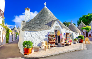 Traditionelle trulli huse med kegleformede stentage i Alberobello, Puglia, Italien