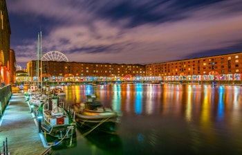 Stemningsfuld natbelysning ved Albert Dock i Liverpool med historiske viktorianske bygninger og smukke vandrefleksioner