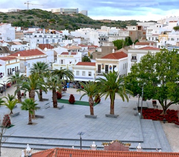 Det charmerende torv i Albufeiras gamle bydel med hvide bygninger og palmer i Algarve, Portugal