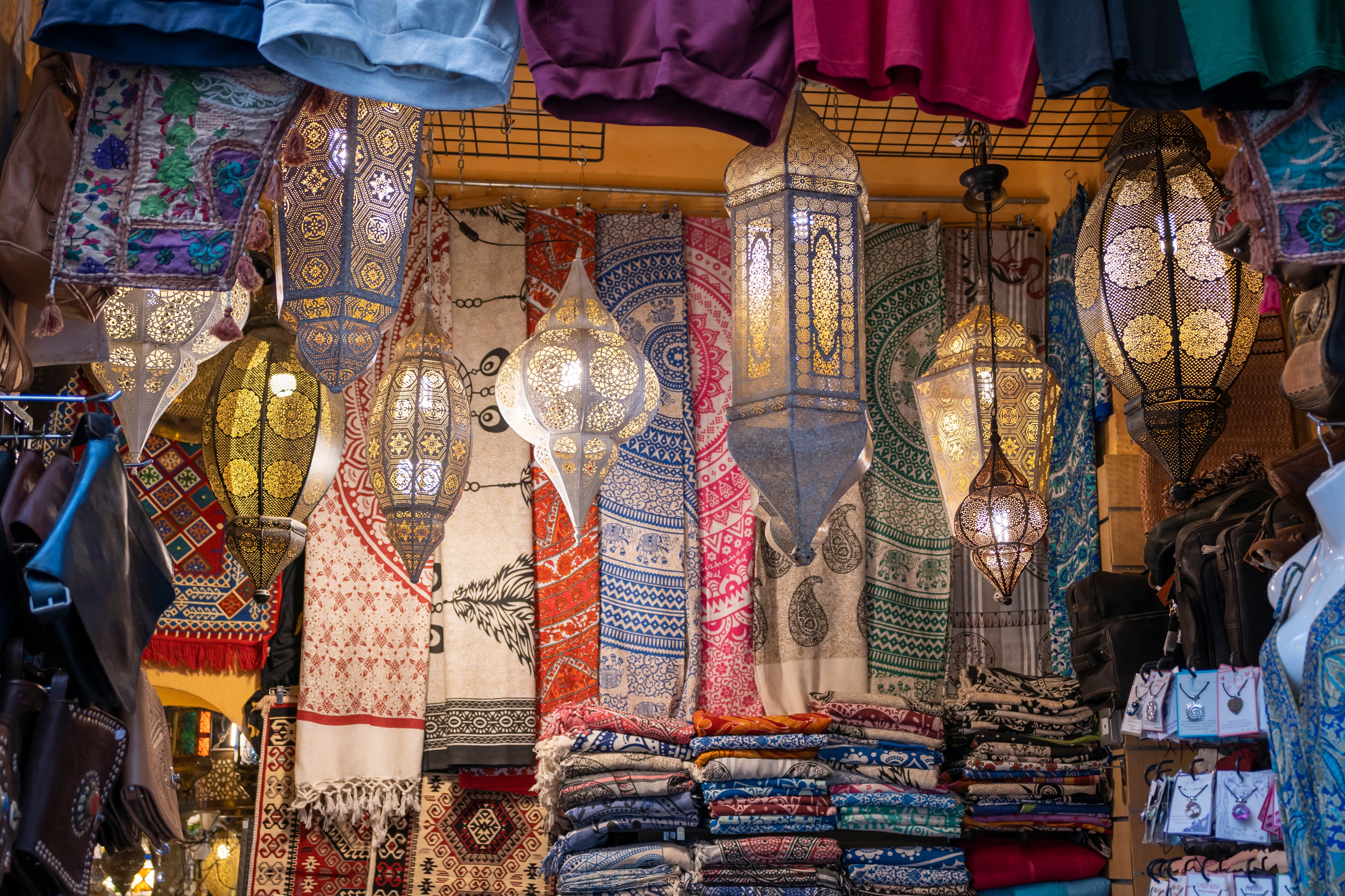 Farverig butik med traditionelle arabiske lamper og håndlavede souvenirs i det historiske Alcaicería marked i Granada. Et stykke autentisk andalusisk kultur med kunsthåndværk og tekstiler.