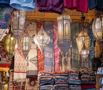 Farverig butik med traditionelle arabiske lamper og håndlavede souvenirs i det historiske Alcaicería marked i Granada. Et stykke autentisk andalusisk kultur med kunsthåndværk og tekstiler.