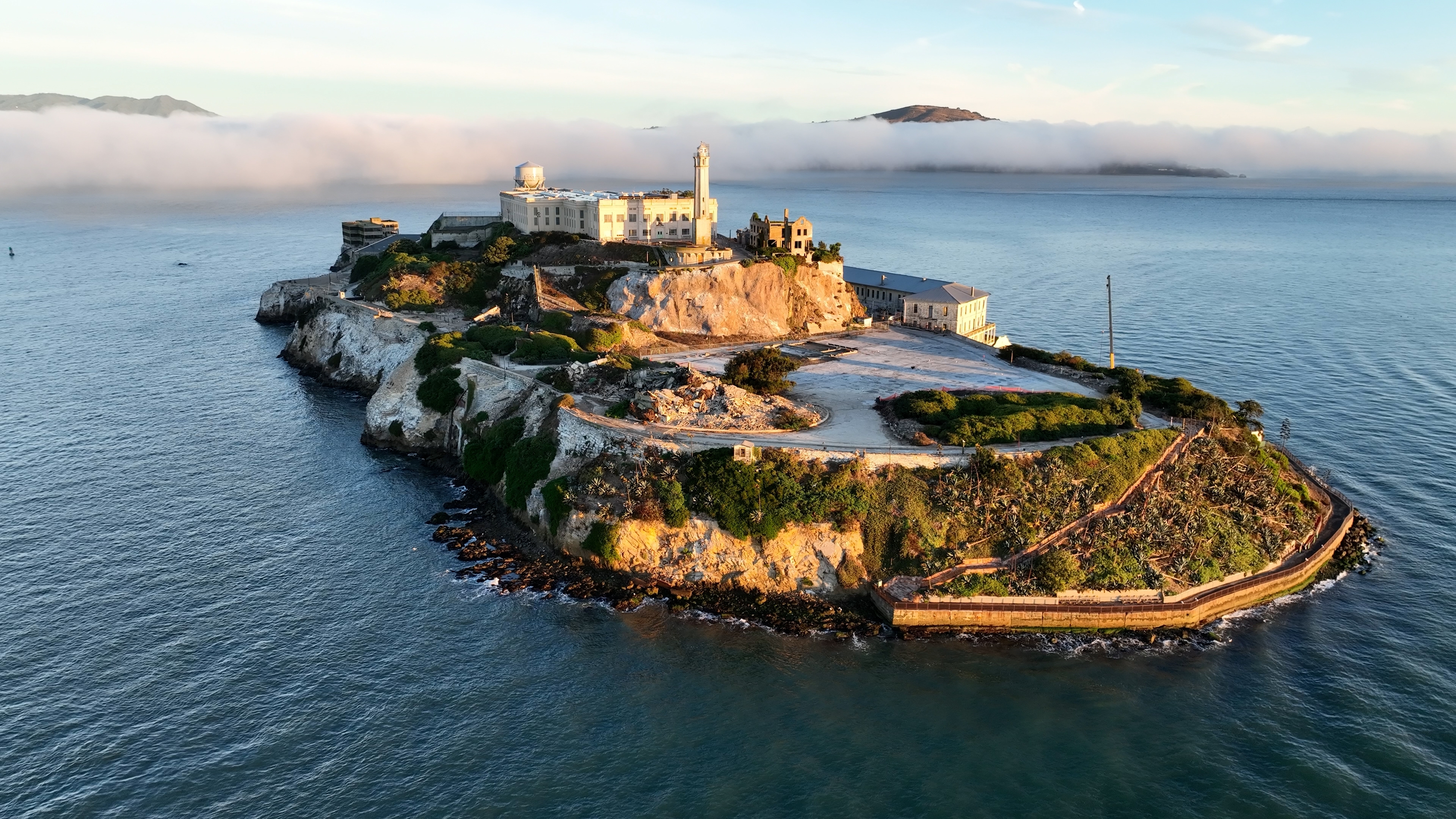 Luftfoto af Alcatraz øen med det berømte fængsel og fyrtårn i San Francisco Bay