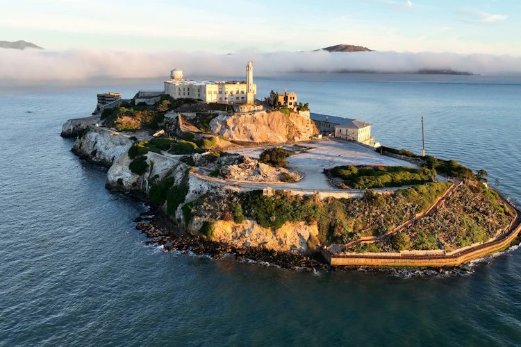 Luftfoto af Alcatraz øen med det berømte fængsel og fyrtårn i San Francisco Bay