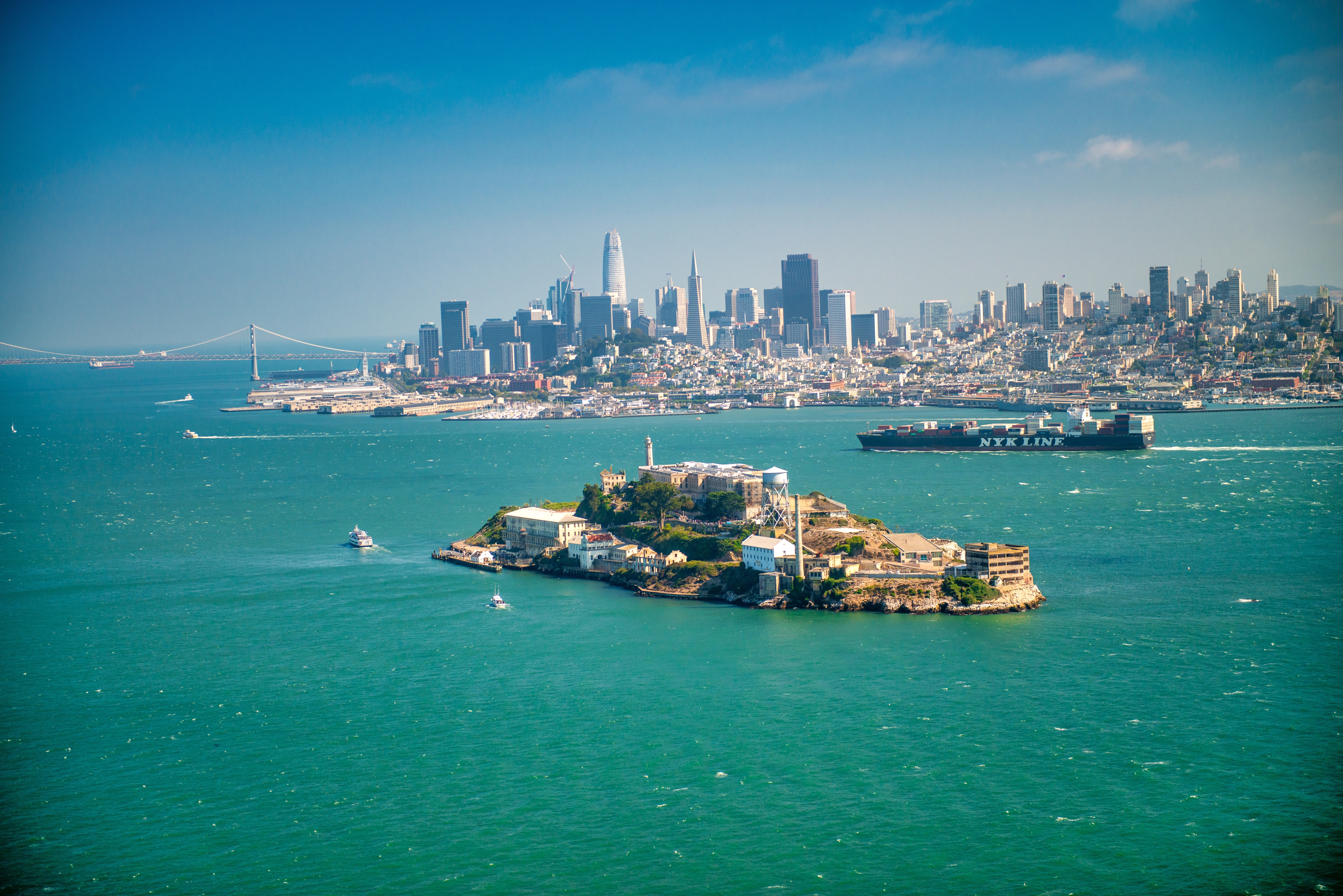 Luftfoto af Alcatraz øen med San Francisco downtown skyline i baggrunden