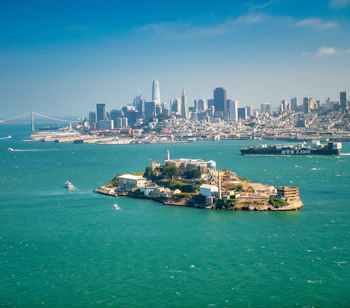 Luftfoto af Alcatraz øen med San Francisco downtown skyline i baggrunden