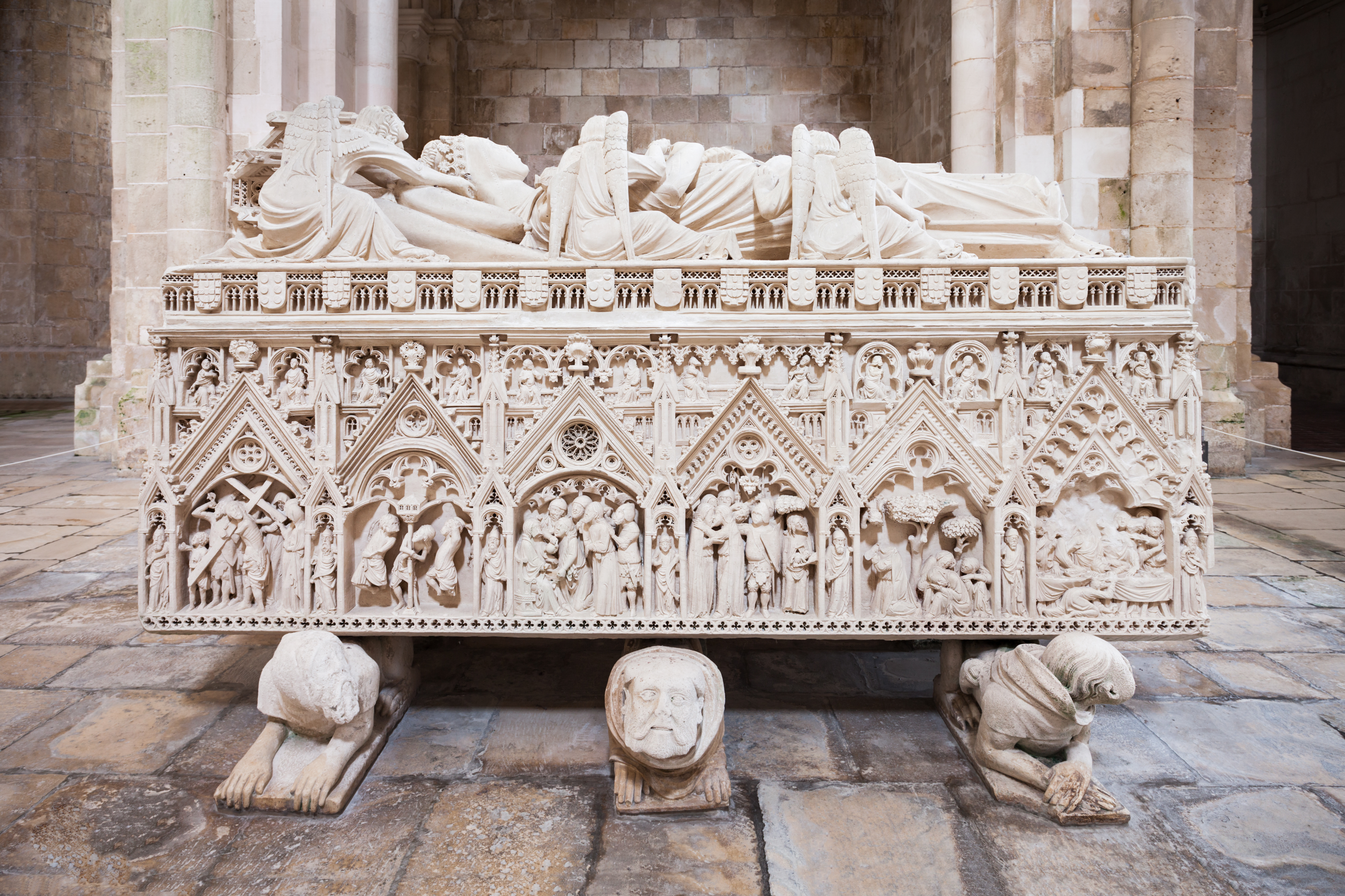 Middelalderligt stengravmæle med gotiske udskæringer i Alcobaça Kloster Portugal