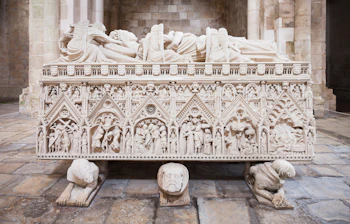 Middelalderligt stengravmæle med gotiske udskæringer i Alcobaça Kloster Portugal