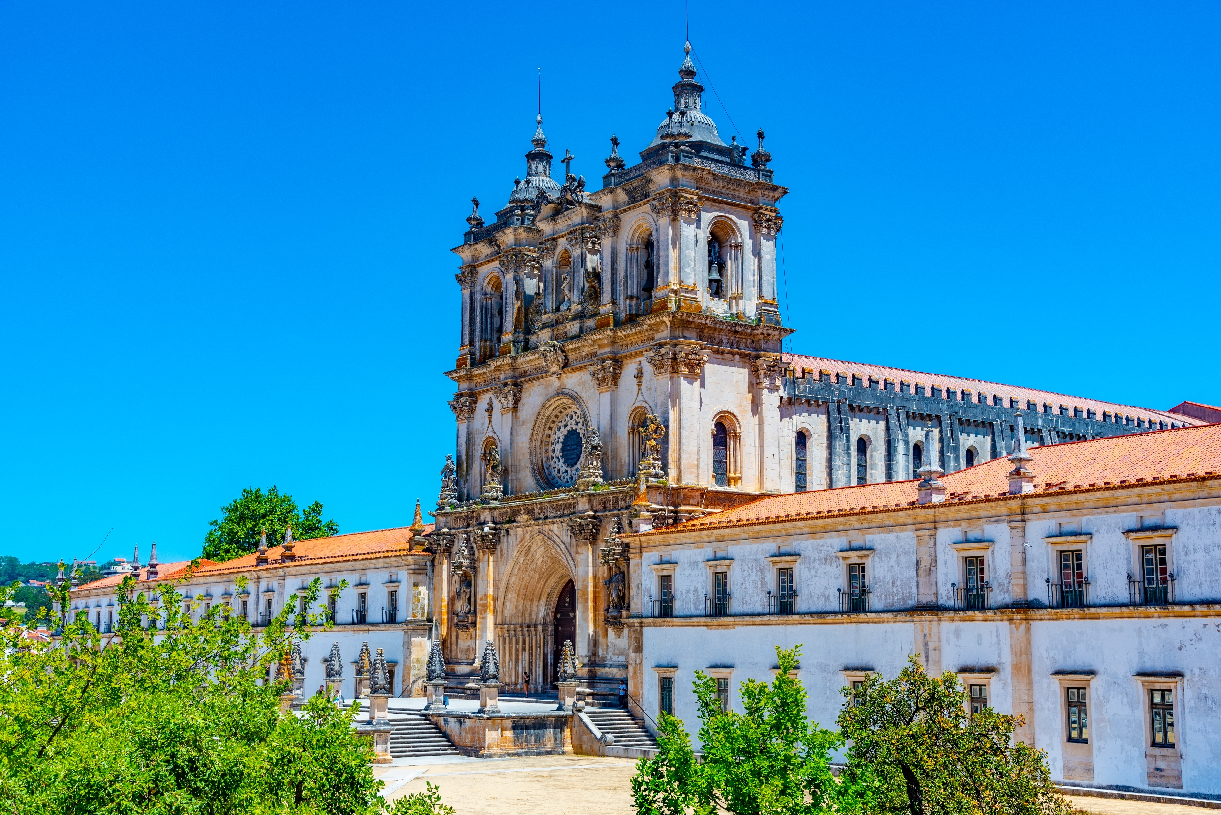 Historiske Alcobaca Kloster med barokke tvillingetaarne i Portugal