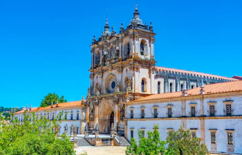 Historiske Alcobaca Kloster med barokke tvillingetaarne i Portugal