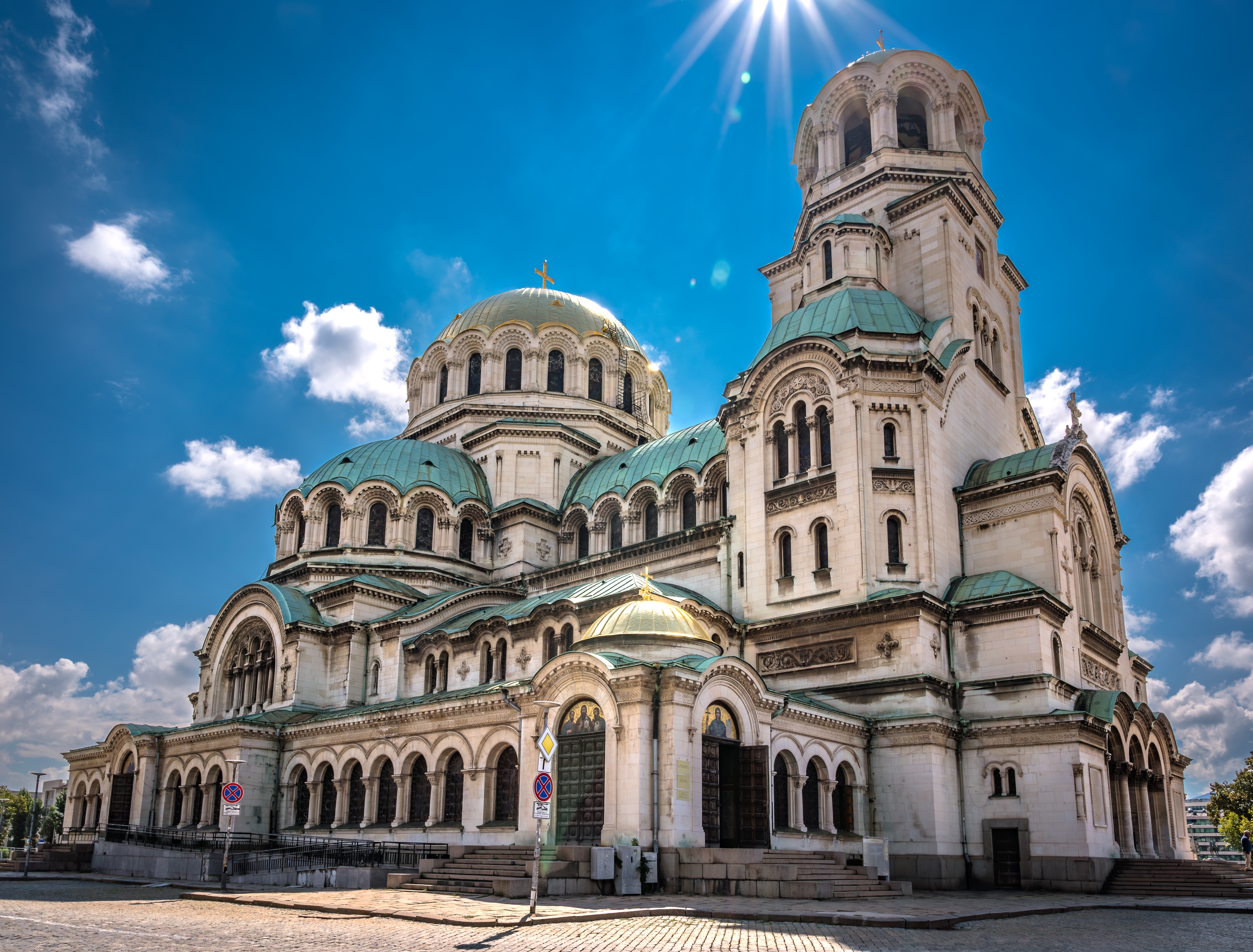 Alexander Nevsky Katedralen i Sofia Bulgarien med gylden kuppel