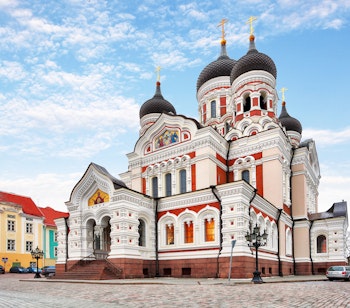 Den majestætiske Alexander Nevsky Katedral med karakteristiske løgkupler og russisk-ortodoks arkitektur i Tallinns gamle bydel, Estland