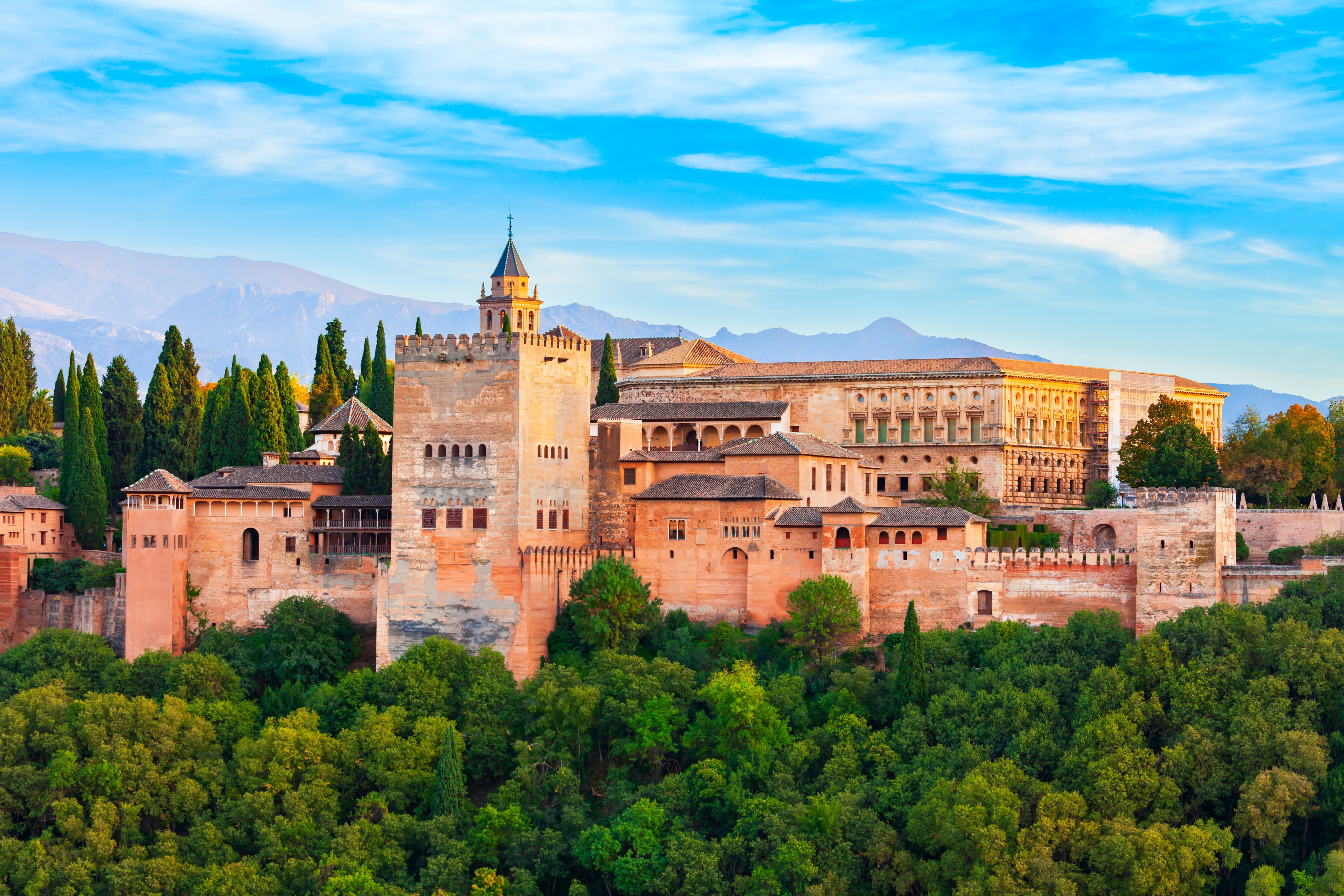 Luftfoto af Alhambra fæstningsanlæg i Granada, Andalusien, Spanien, med fokus på den historiske islamiske arkitektur.