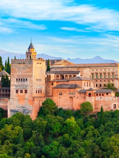 Luftfoto af Alhambra fæstningsanlæg i Granada, Andalusien, Spanien, med fokus på den historiske islamiske arkitektur.